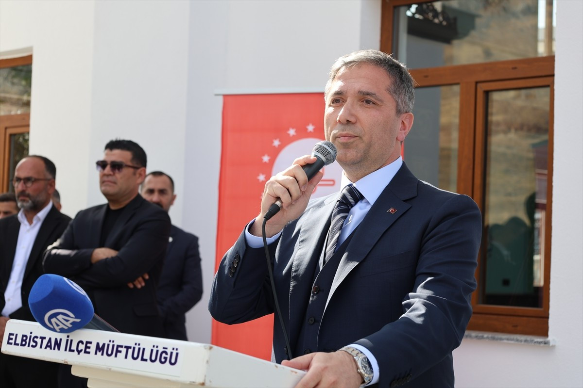 AK Parti Genel Başkan Yardımcısı Zafer Sırakaya, Elbistan ilçesindeki Karahasanuşağı Mahallesi'nde...