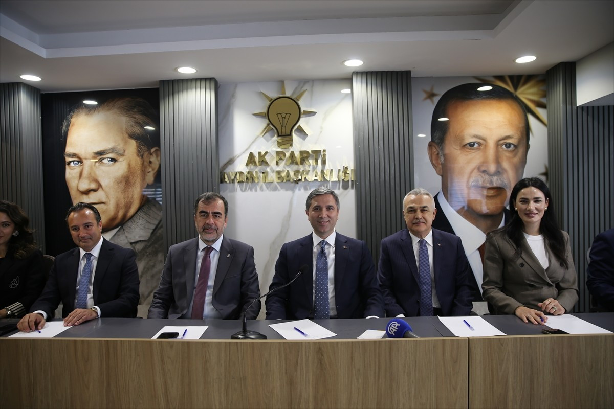 AK Parti Genel Başkan Yardımcısı Zafer Sırakaya (ortada), Aydın'daki temasları kapsamında...