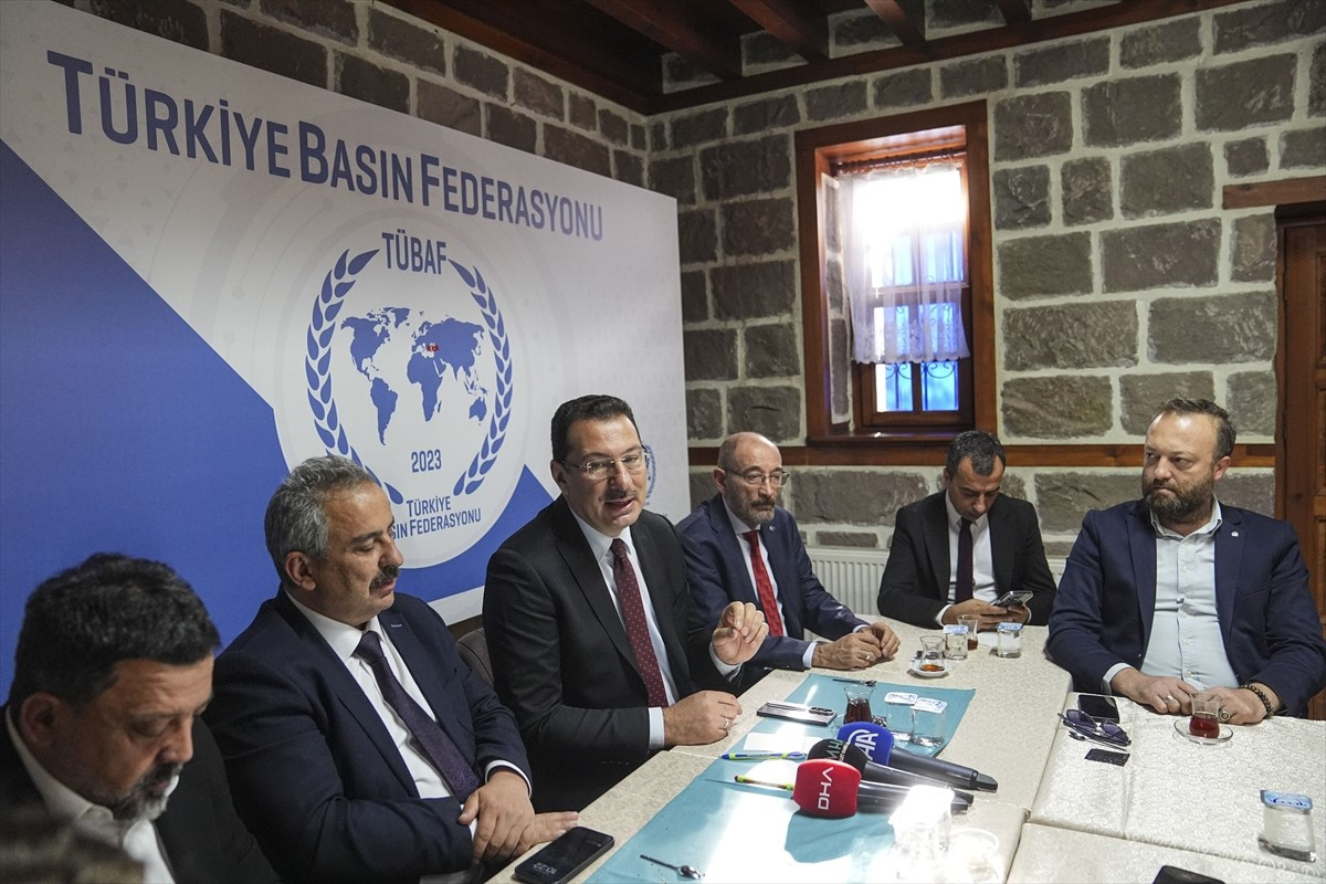 AK Parti Genel Başkanı Yardımcısı Ali İhsan Yavuz (sol 3), Türkiye Basın Federasyonu'nda, "Anadolu...