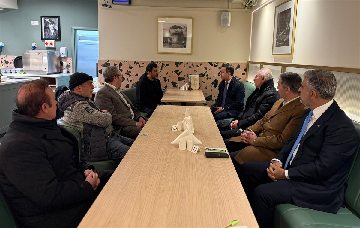 AK Parti Genel Başkanvekili Efkan Ala (sağ 3), İrlanda'da partililerle bir araya geldi. Ala...