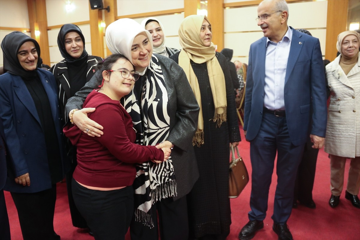 AK Parti Genel Merkez Kadın Kolları Başkanı Tuğba Işık Ercan, partisinin Malatya İl Kadın Kolları...