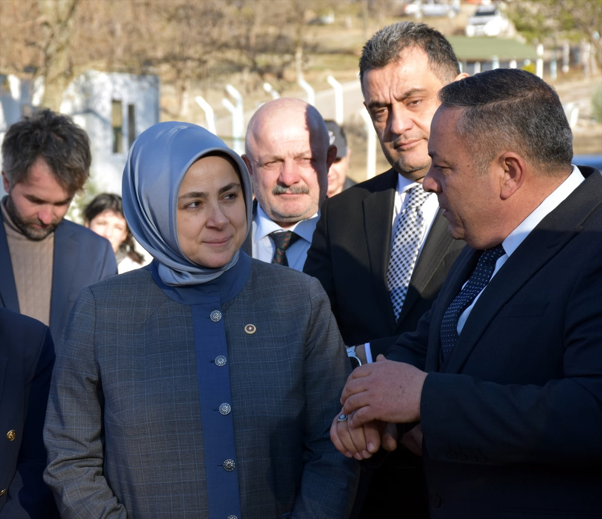 AK Parti Genel Merkez Kadın Kolları Başkanı Tuğba Işık Ercan (solda), programlara katılmak üzere...