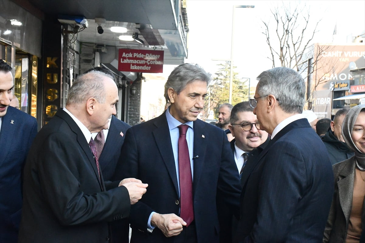 AK Parti Genel Merkez Yerel Yönetimler Başkanı Mustafa Demir (ortada), Düzce'de esnafı ziyaret...