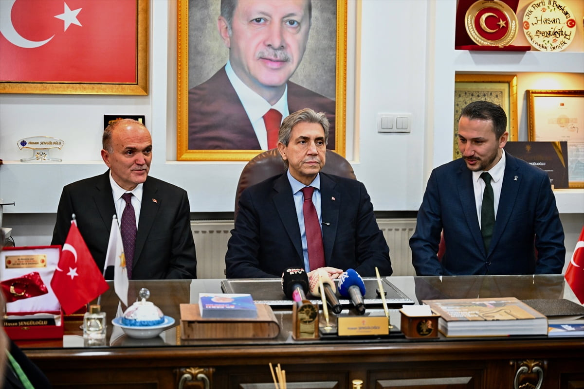 AK Parti Genel Merkez Yerel Yönetimler Başkanı Mustafa Demir, (ortada) Ramazan ayında planlanan...