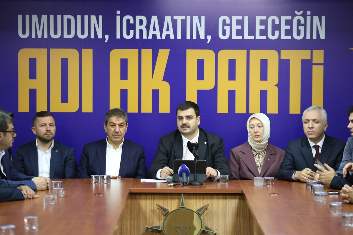 AK Parti Genel Sekreteri Eyyüp Kadir İnan (ortada), "Türkiye Yüzyılı Buluşmaları" kapsamında...
