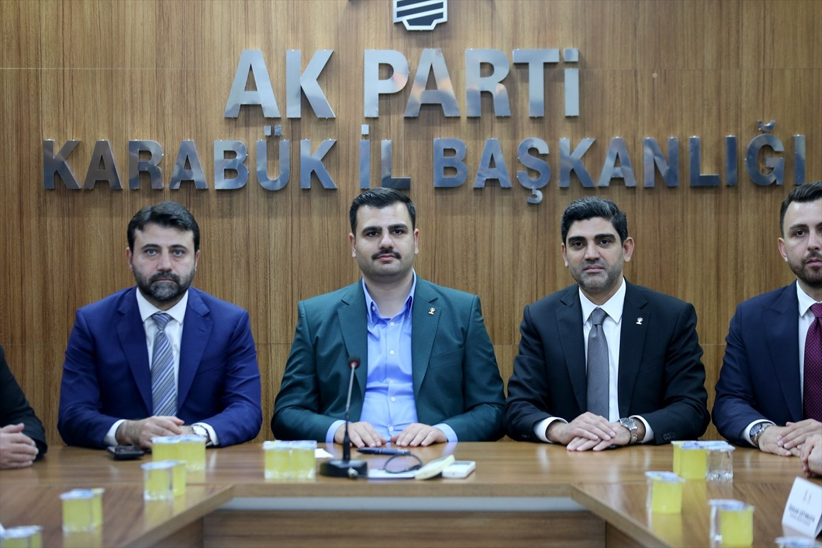 AK Parti Genel Sekreteri Eyyüp Kadir İnan (sol 2), programı kapsamında bulunduğu Karabük'te...