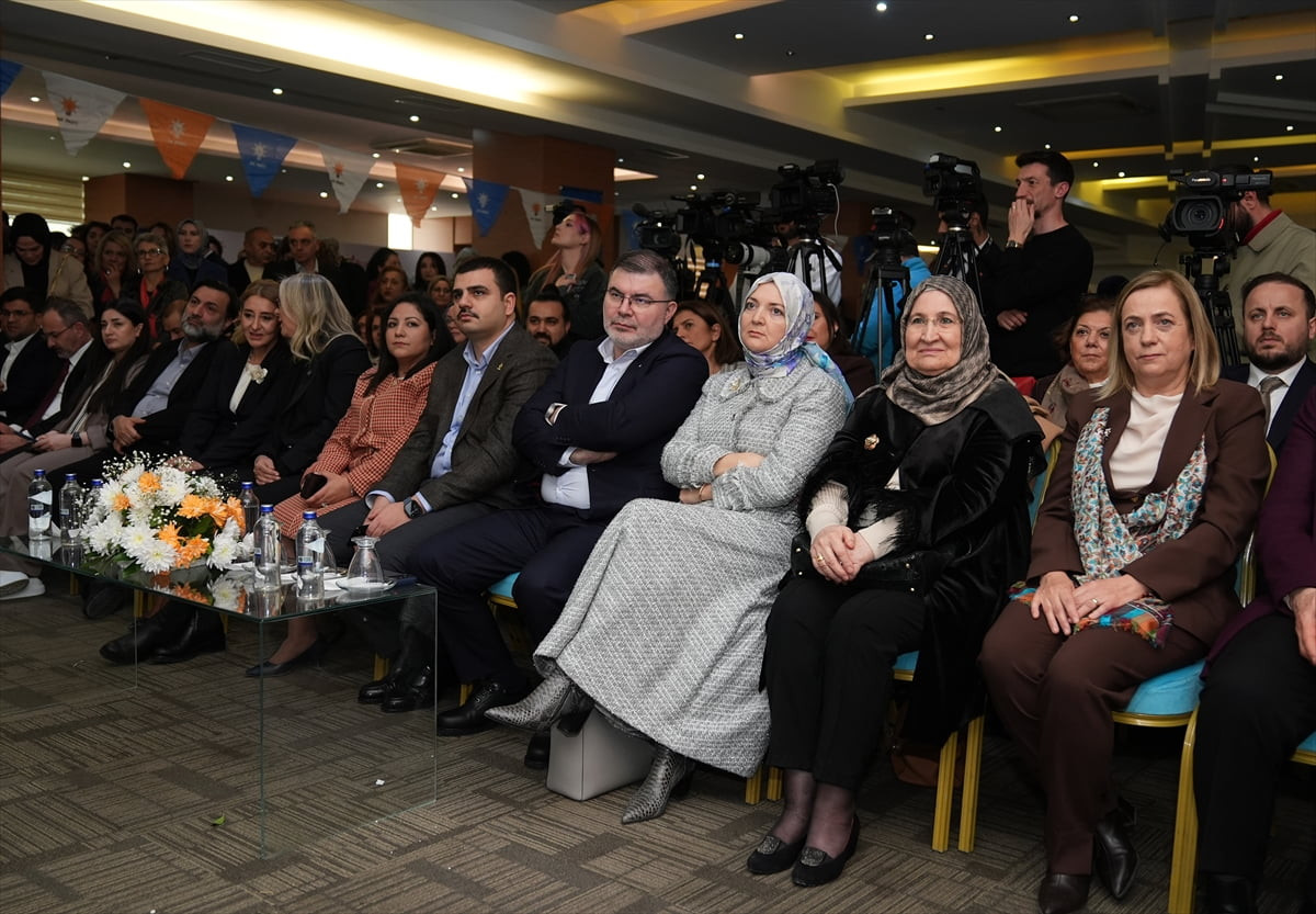 AK Parti Genel Sekreteri ve İzmir Milletvekili Eyyüp Kadir İnan (sağ 5), AK Parti İzmir Kadın...