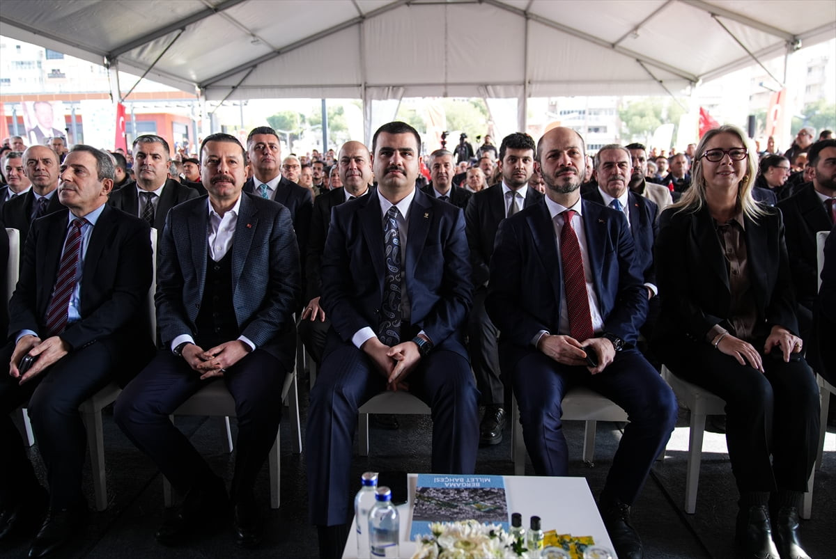 AK Parti Genel Sekreteri ve İzmir Milletvekili Eyyüp Kadir İnan (sol 3), İzmir'de Bergama Millet...