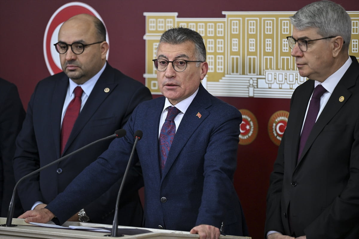 AK Parti Grup Başkanı Abdullah Güler, Meclis'te düzenlediği basın toplantısında açıklamalarda...