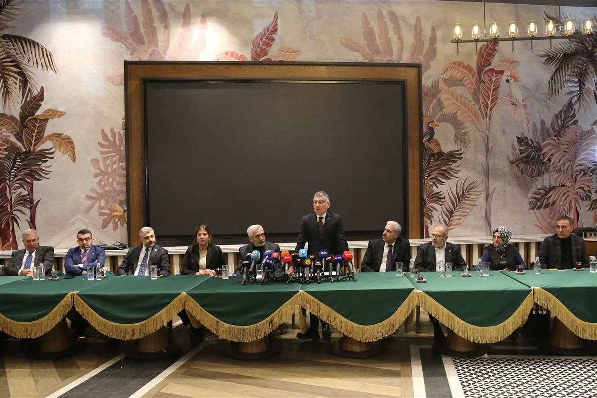 AK Parti Grup Başkanı Abdullah Güler, temaslarda bulunmak amacıyla geldiği Diyarbakır'da...