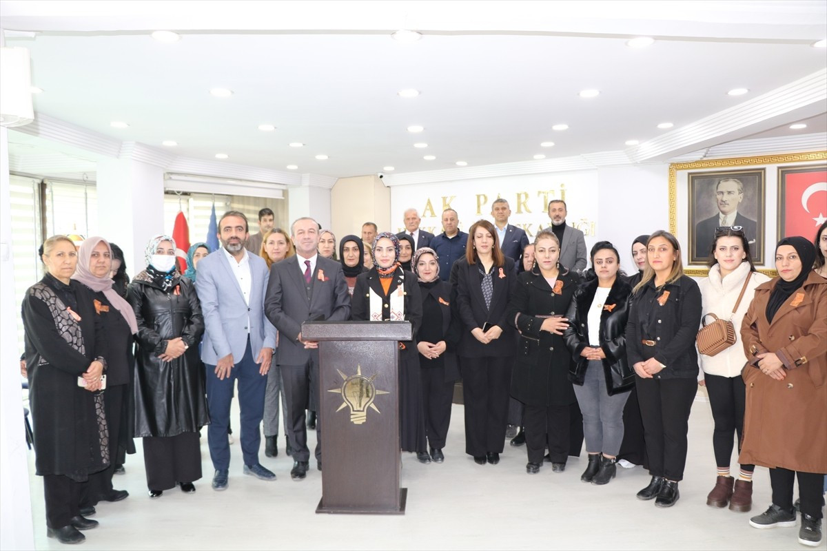 AK Parti Hakkari Kadın Kolları Başkanı Güneş Hayva, parti binasında "25 Kasım Kadına Yönelik...