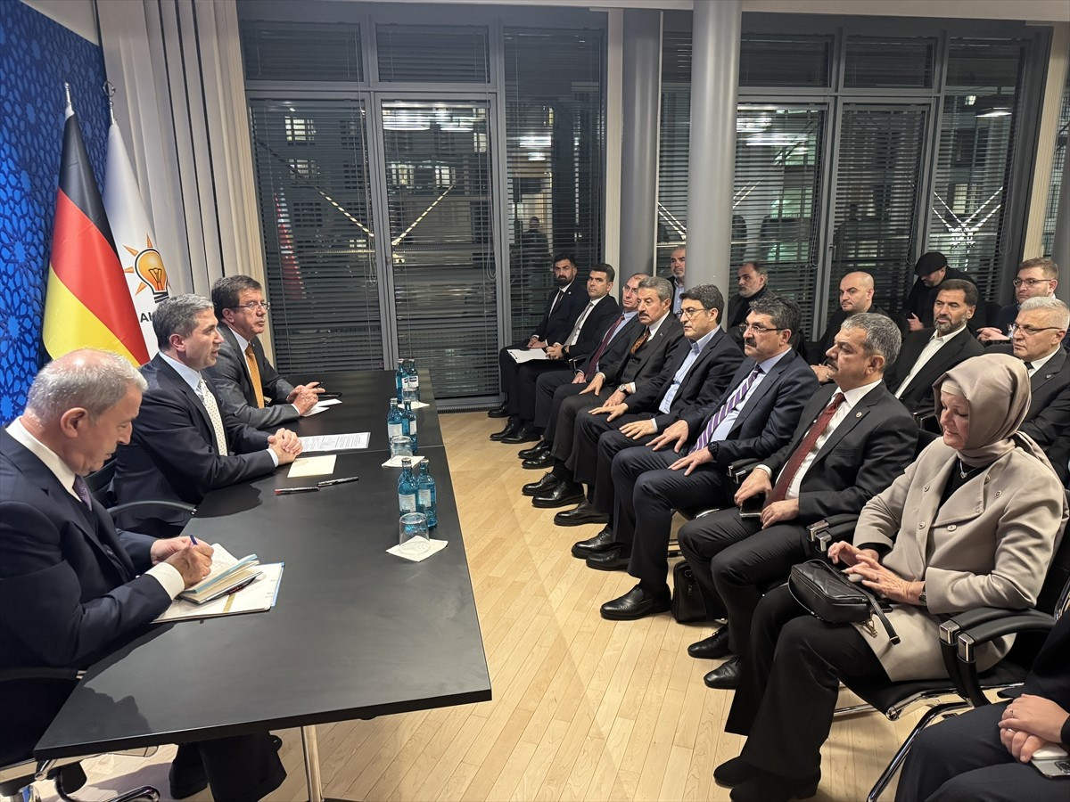 AK Parti heyeti, Almanya'daki Türk sivil toplum kuruluşlarının temsilcileriyle bir araya geldi. AK...
