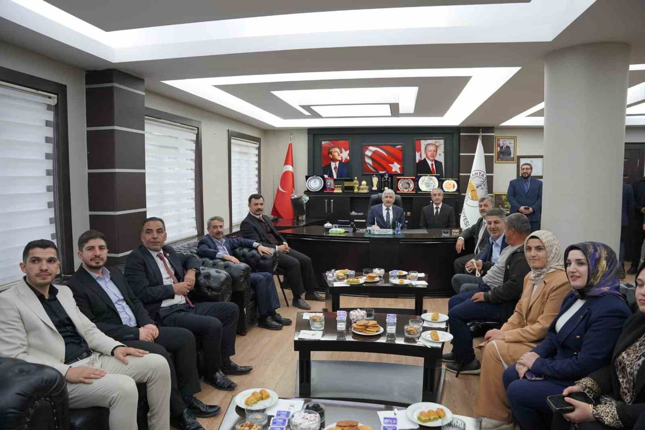 AK PARTİ HEYETİ BAŞKAN HALLAÇ İLE BİR ARAYA GELDİ