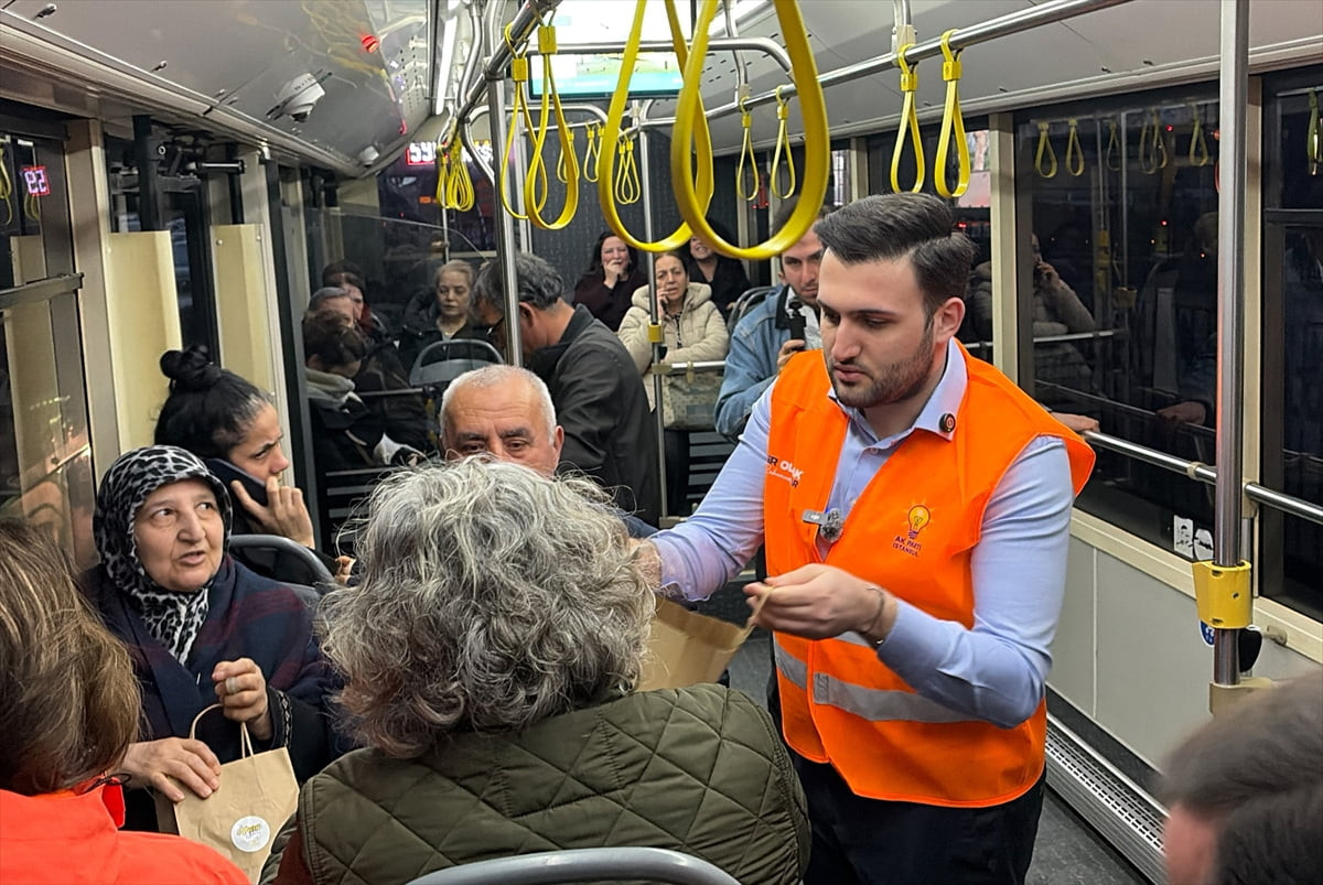 AK Parti İstanbul Gençlik Kolları üyeleri, ramazanın ilk gününde iftarı trafikte karşılayanlara...