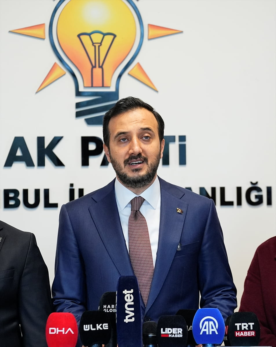 AK Parti İstanbul İl Başkanı Abdullah Özdemir (sağ 2), AK Parti İstanbul İl Başkanlığı'nda...