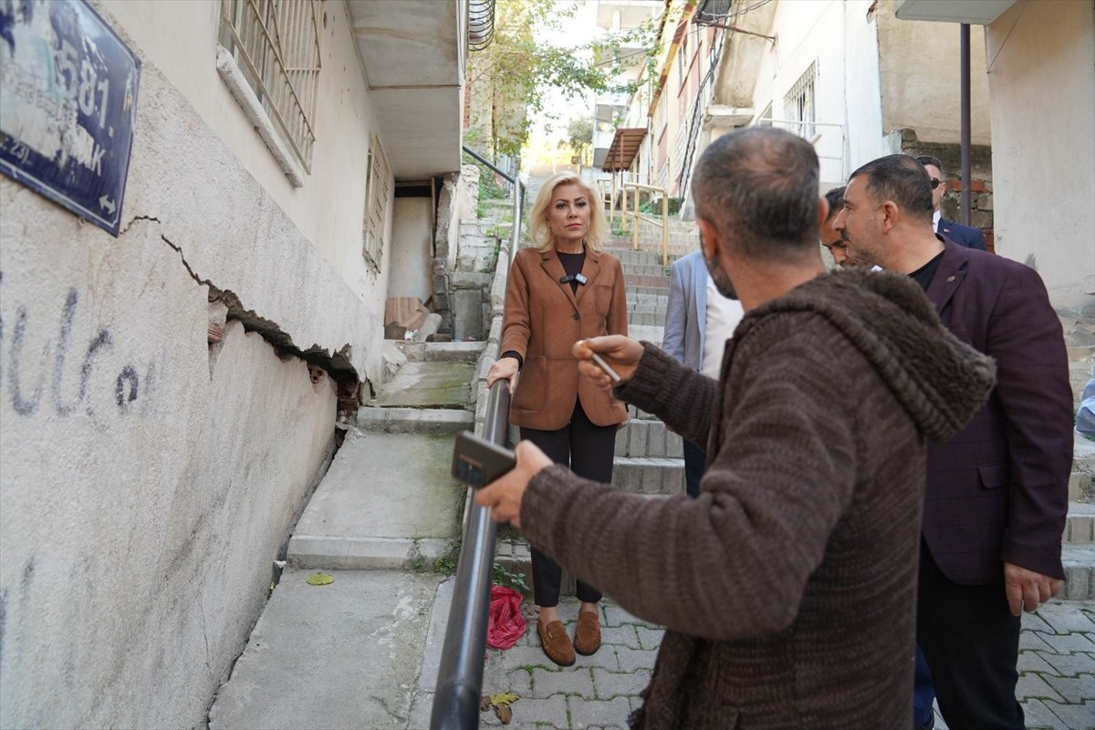 AK Parti İzmir Milletvekili Şebnem Bursalı, Konak ilçesi Atamer Mahallesi'nde İzmir Büyükşehir...