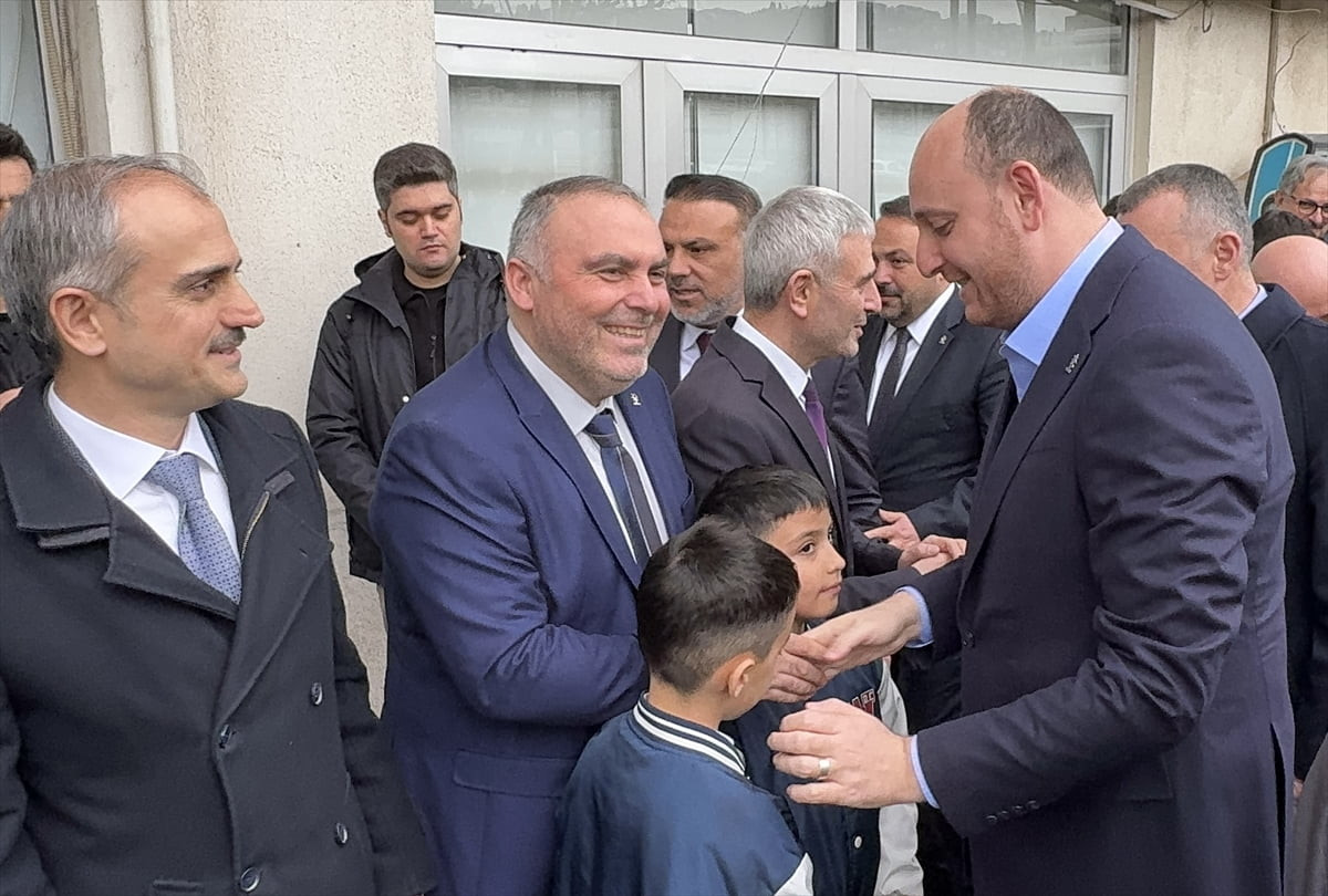 AK Parti Kocaeli İl Başkanlığını ziyaret eden AK Parti Genel Başkan Yardımcısı Ahmet Büyükgümüş...