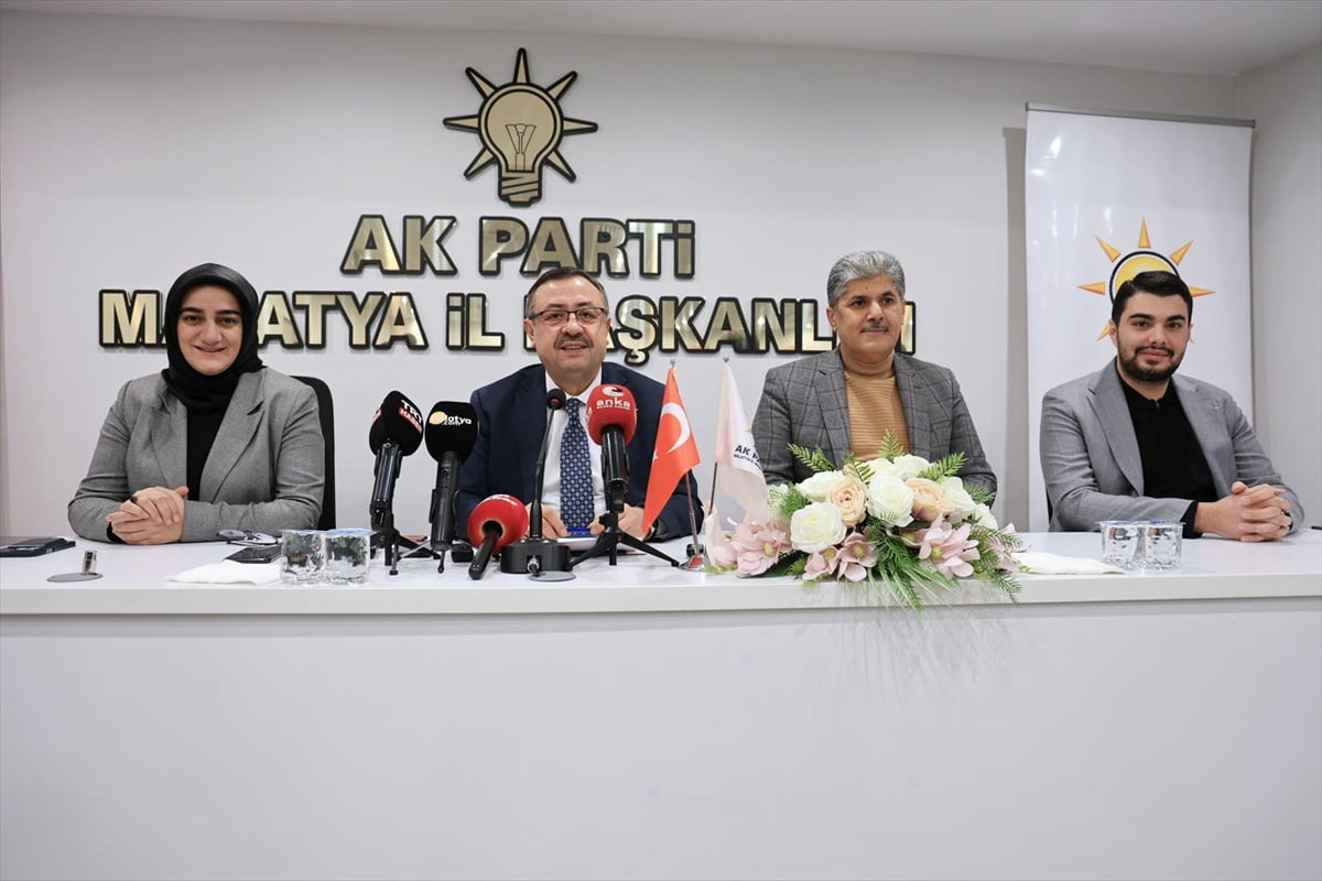 AK Parti Malatya İl Başkanı Ali Bakan (solda 2), düzenlediği basın toplantısında, bugün itibarıyla...