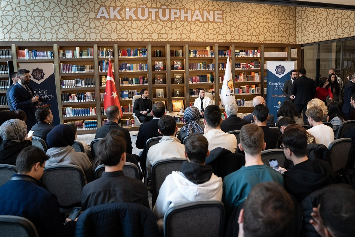 AK Parti Merkez Karar ve Yönetim Kurulu (MKYK) Üyesi, eski futbolcu Mesut Özil (sağda), AK Parti...