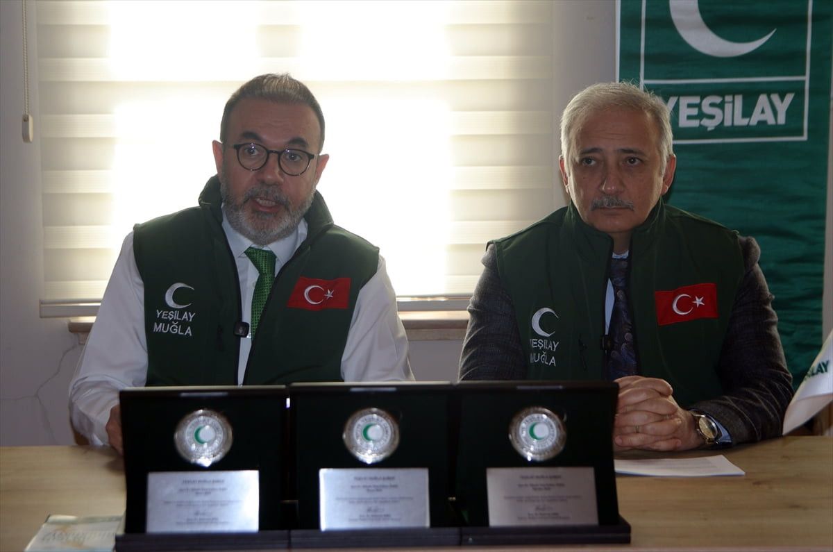 AK Parti Muğla Milletvekili Kadem Mete (sağda) ve Türkiye Yeşilay Cemiyeti Muğla İl Başkanı Şenol...