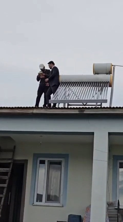 AK PARTİ TUNCELİ İL BAŞKANI HAKAN ÖZER, ÇATI ÜZERİNDE ÇALIŞAN İŞÇİ İLE SOHBET ETTİKTEN SONRA...