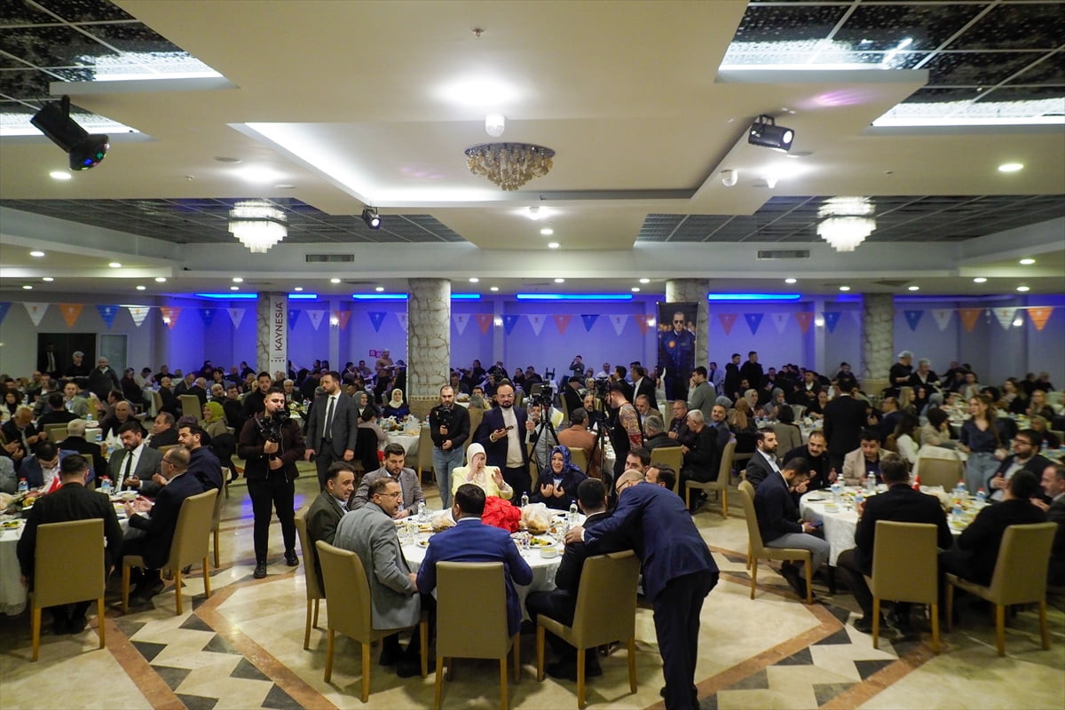AK Parti Turgutlu İlçe Başkanlığınca bir otelde vefa iftarı programı düzenlendi.