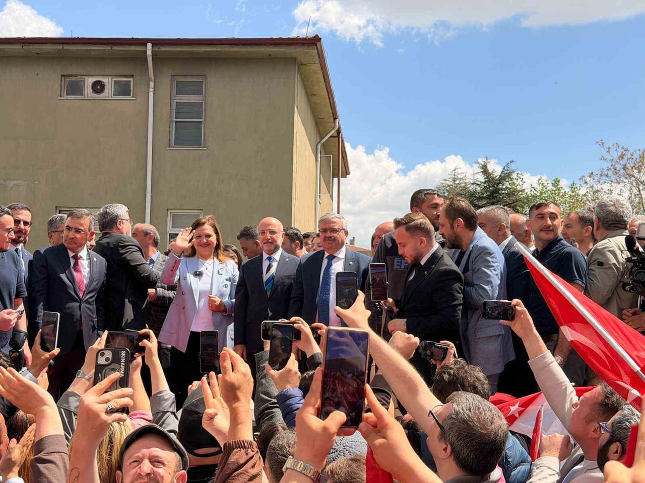 AK PARTİ'YE GEÇEN BAŞKAN KÖKSAL İÇİN VATANDAŞLAR TARAFINDAN KARŞILAMA TÖRENİ...