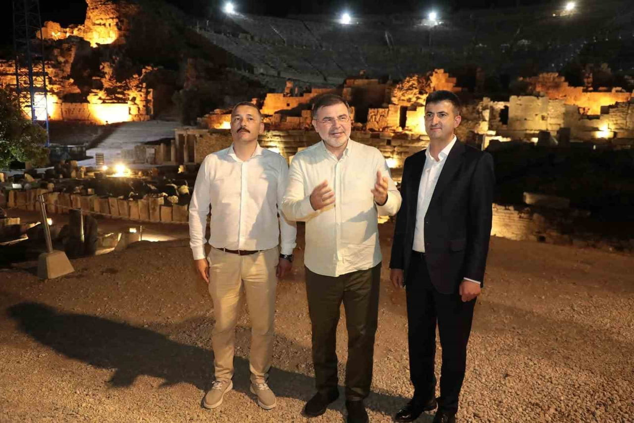 AK PARTİLİ SAYGILI (ORTADAKİ), EFES'TEKİ GECE MÜZECİLİĞİNİN TURİZME KATKISINA DİKKAT...