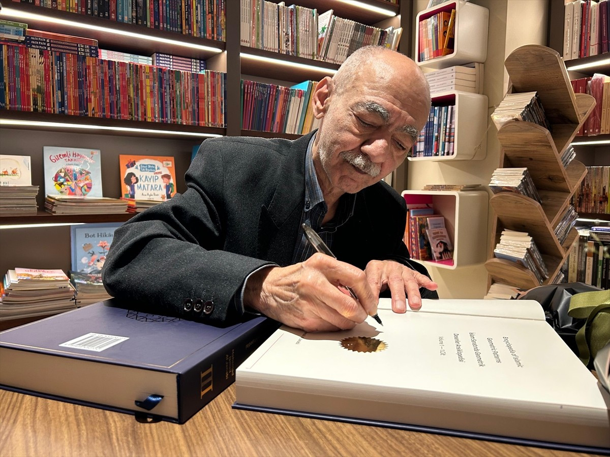 Akademisyen ve yazar Mohamad Ismail Al Janabi, yeni çalışması "İslam Sanatında Geometrik Desenler...