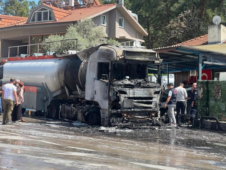 AKARYAKIT İSTASYONUNDA ALEV ALAN TIR KULLANILAMAZ HALE GELDİ