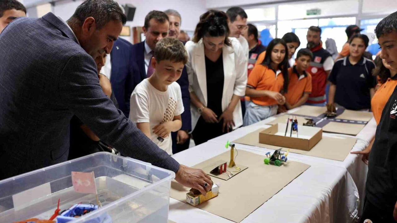 AKÇADAĞ BELEDİYESİ'NİN DESTEĞİYLE YENİLENEN OKUL SIRALARI ÖĞRENCİLERE TESLİM EDİLDİ