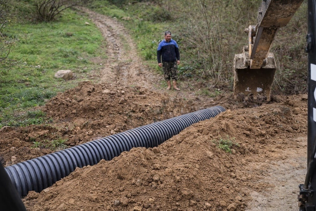 AKÇAKOCA ESMAHANIM KÖYÜ’NDE İÇME SUYU HATTINDAKİ ARIZA GİDERİLİRKEN, TAMAMLANAN KORUGE BORU...