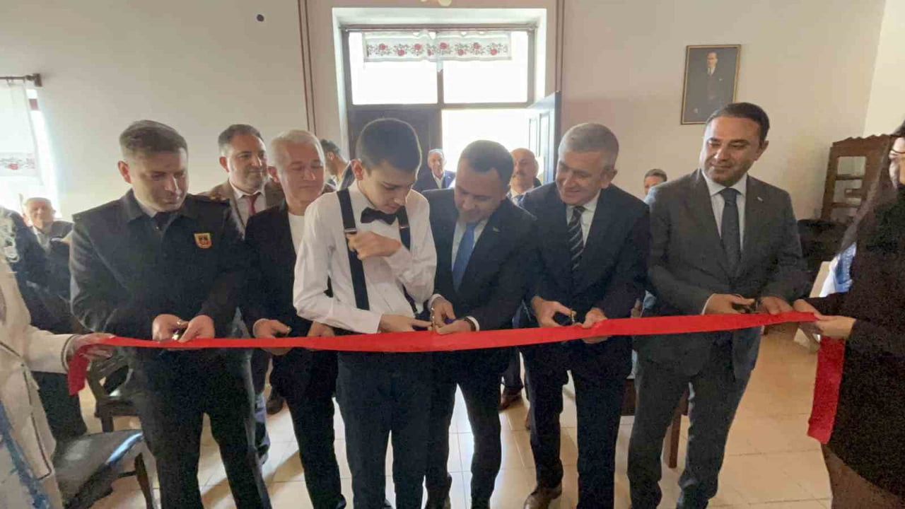 AKÇAKOCA ÖZKÖK KÜLTÜR VE SANAT EVİ'NDE DÜZENLENEN, "RENKLERLE KONUŞUYORUZ" ADLI SERGİNİN AÇILIŞINA...