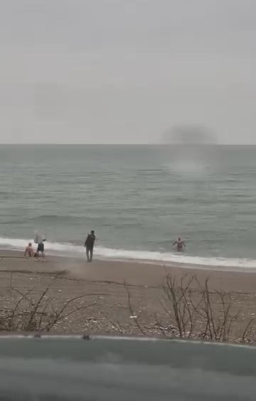 AKÇAKOCA'DA YAĞMURA VE SOĞUK HAVAYA RAĞMEN DENİZE GİRDİLER