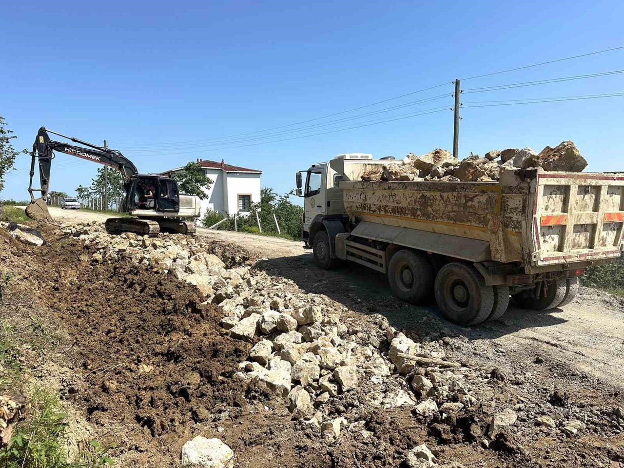 AKÇAKOCA’YA BAĞLI BEYÖREN KÖYÜ YOLUNDA MEYDANA GELEN HEYELANIN ARDINDAN BAŞLATILAN TAŞ TAHKİMATI...