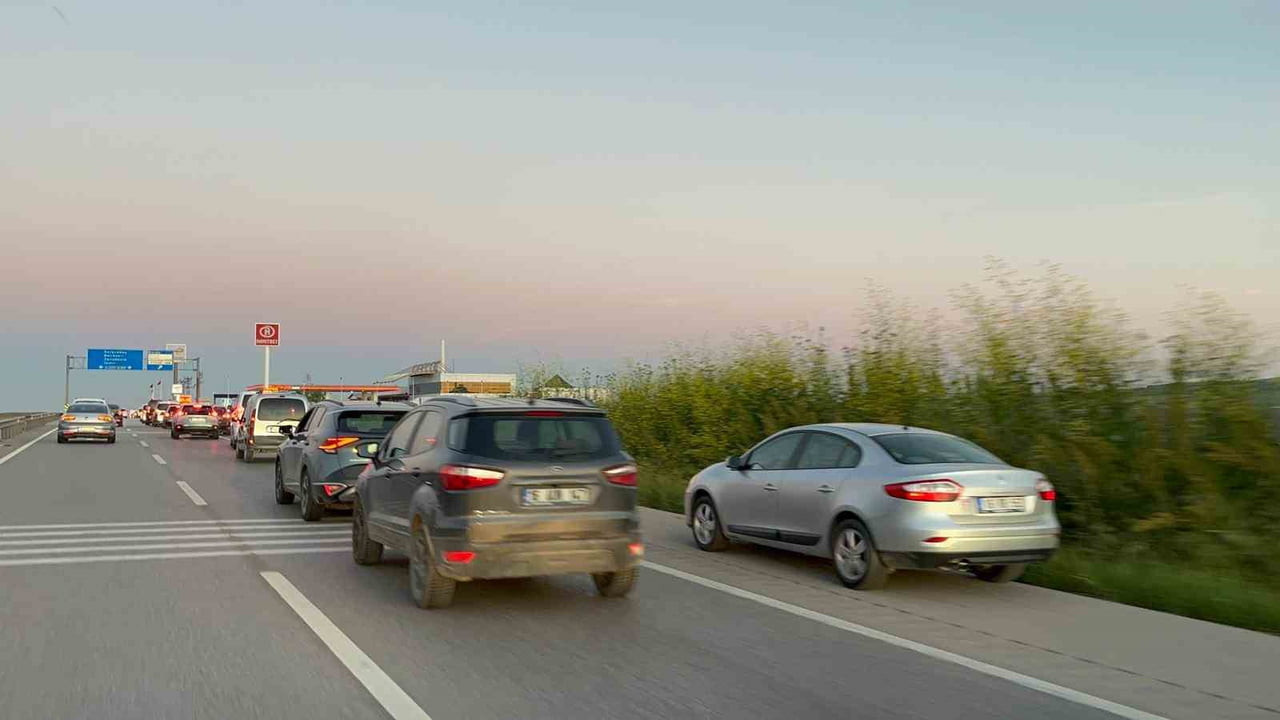 AKÇALAR MAHALLESİ’NDE KİLOMETRELERCE ARAÇ KUYRUĞU OLUŞTU.
