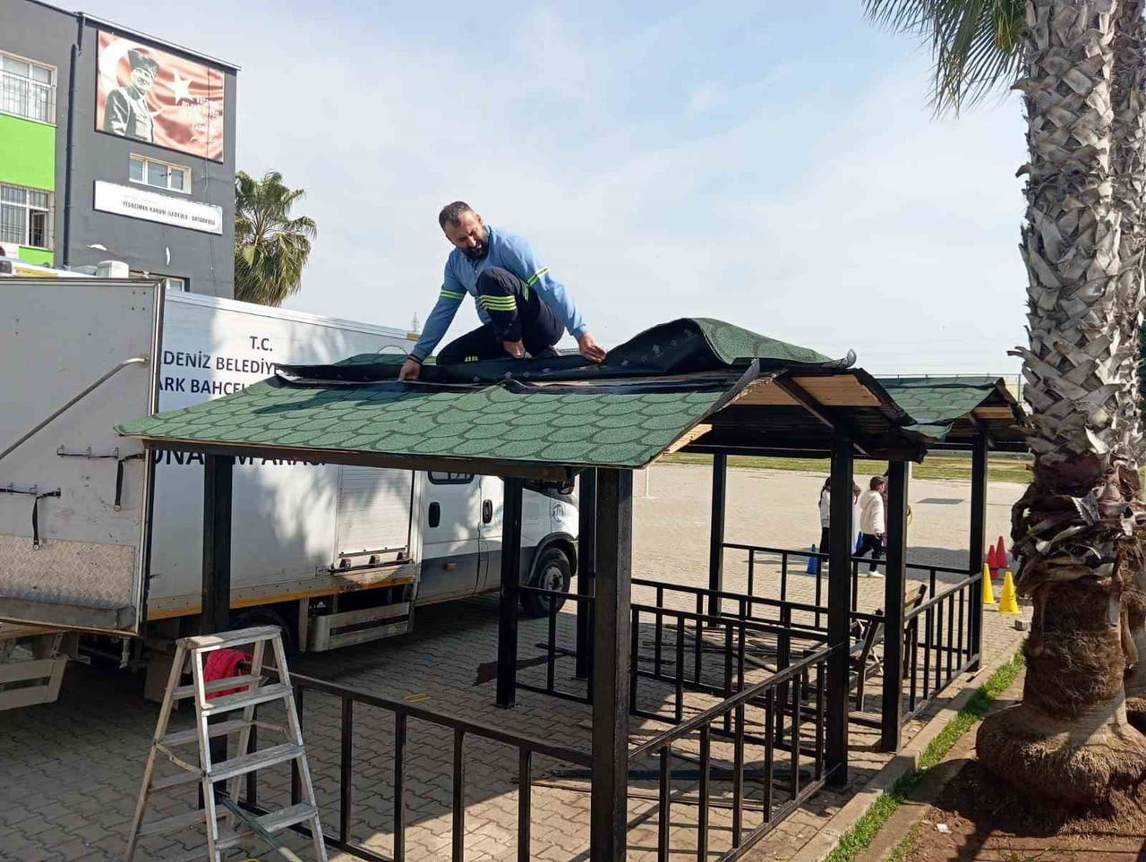 AKDENİZ BELEDİYESİ, PARK VE YEŞİL ALANLARDA BAKIM, ONARIM VE YENİLEME ÇALIŞMALARINI HIZLANDIRARAK...