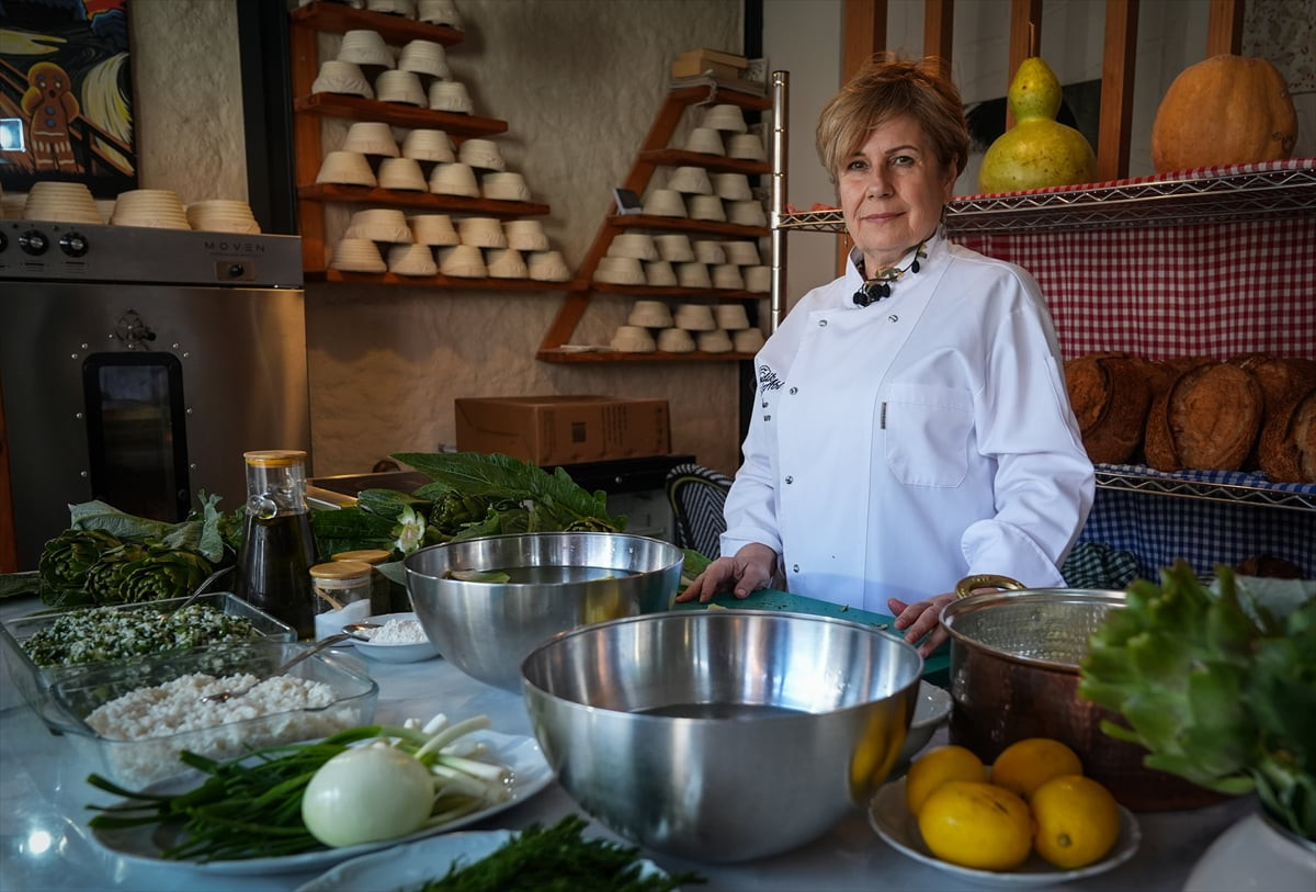 Akdeniz iklimi, bereketli toprakları, deniz ürünleri ve çok kültürlü tarihinden beslenen İzmir...