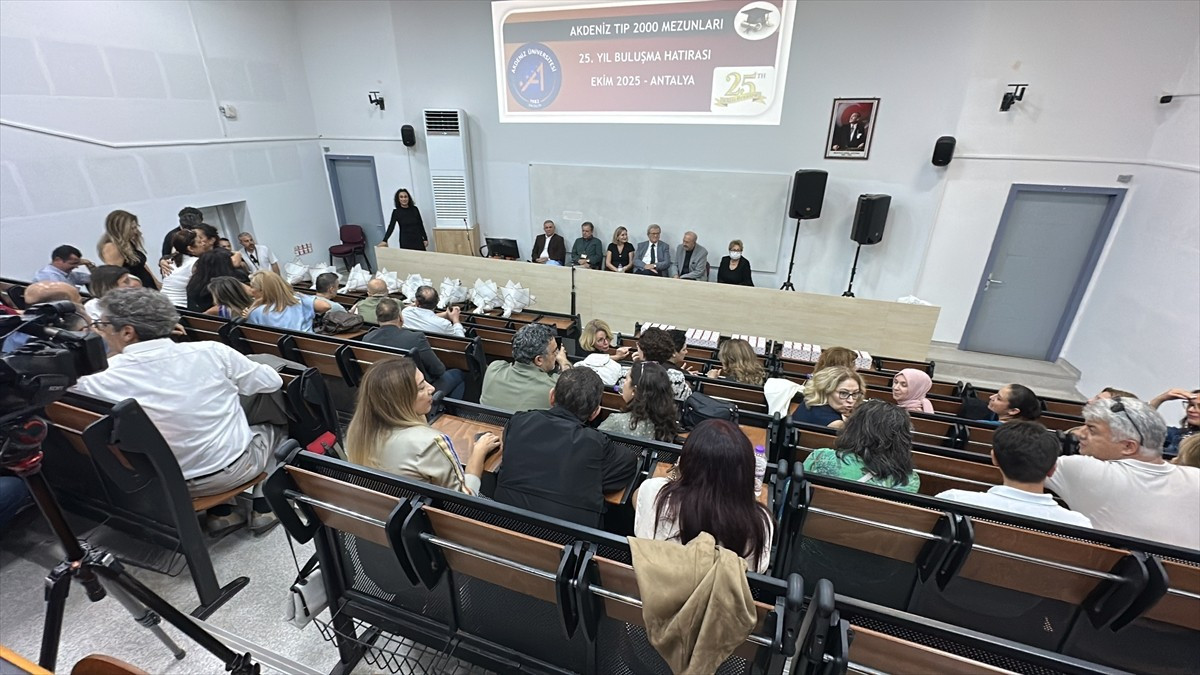 Akdeniz Üniversitesi Tıp Fakültesi'nden 2000 yılında mezun olan doktorlar, 25 yıl sonra aynı...