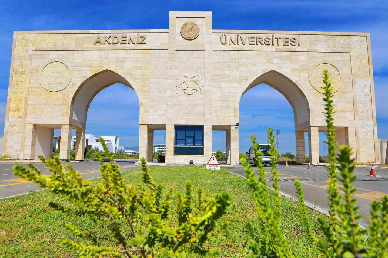 AKDENİZ ÜNİVERSİTESİ, URAP 2025-2026 DÜNYA ÜNİVERSİTE SIRALAMASINDA GEÇEN YILA GÖRE 40 BASAMAK...