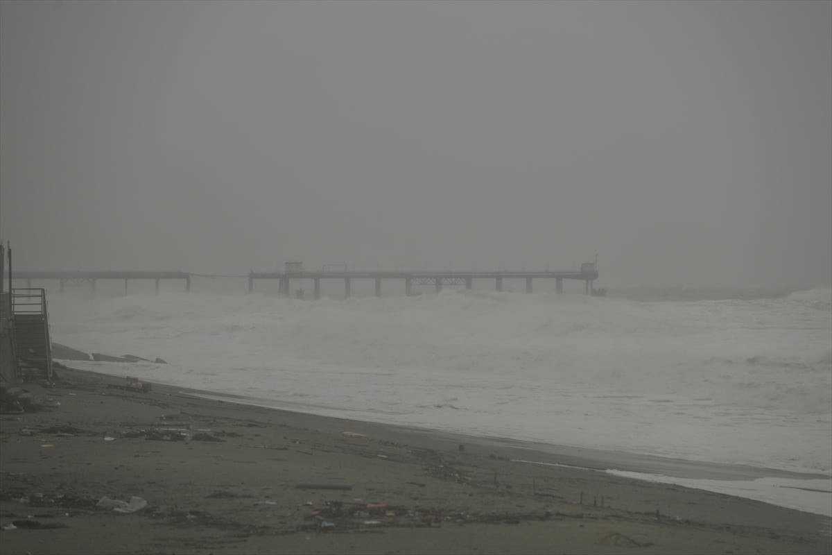 Akdeniz'de etkili olan şiddetli fırtına, İtalya ve Malta'da günlük hayatı olumsuz etkiledi....