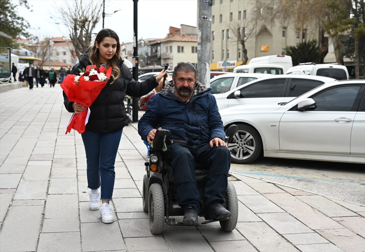 Aksaray Belediyesi yetkilileri, Sevgililer Günü dolayısıyla bedensel engelli Şenol ve görme...