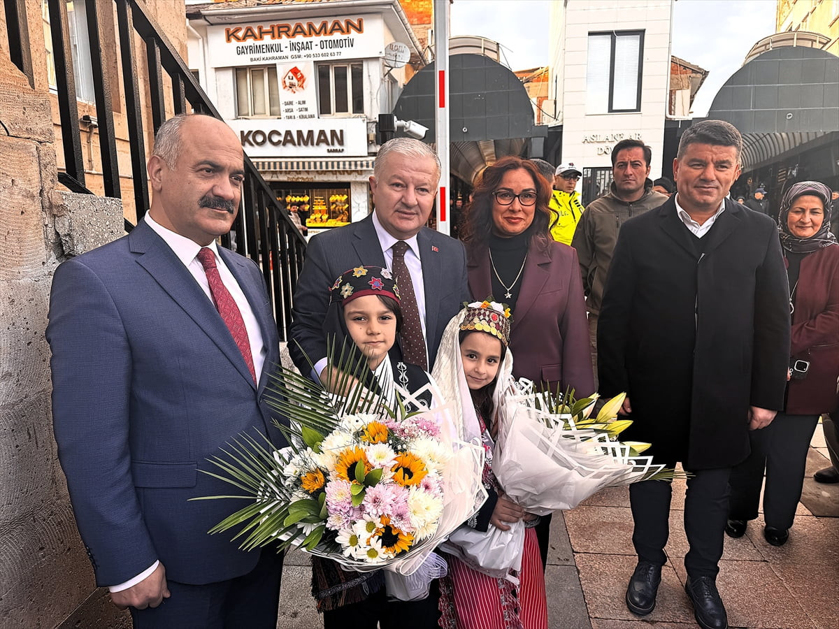 Aksaray Valiliğine atanan Murat Duru (sol 2), göreve başladı. Duru, Valilik bahçesinde vali...