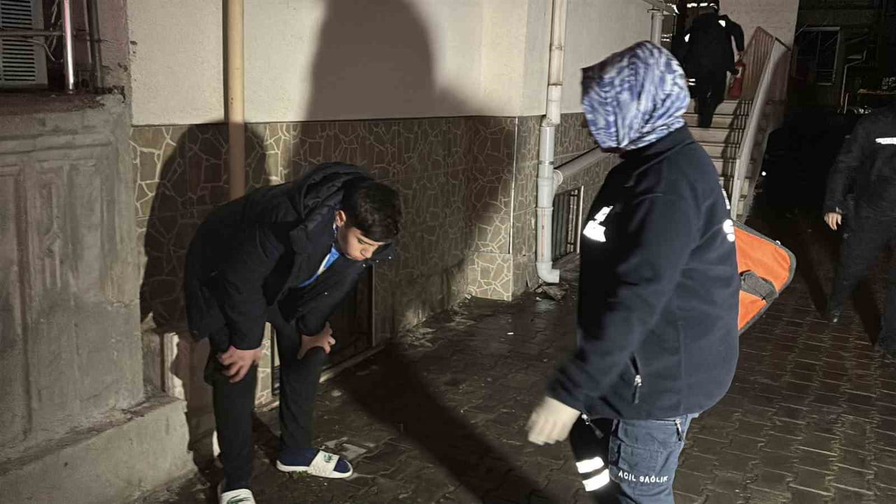 AKSARAY'DA 5 KATLI APARTMANIN BODRUM KATINDA ÇIKAN YANGINDA APARTMAN VE DAİRELER DUMANA BOĞULDU....