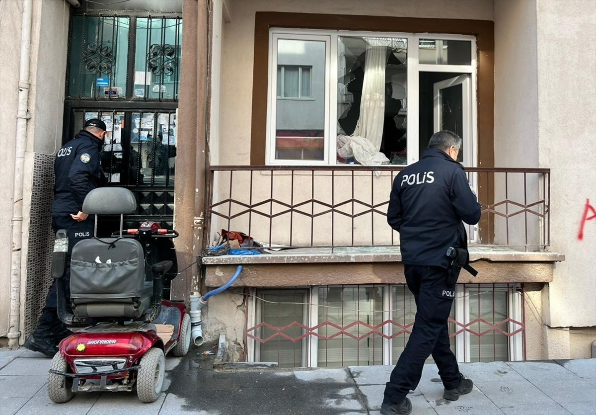 Aksaray'da 5 kişinin baltayla saldırdığı evdeki iki kişi yaralandı. Olay yerine polis ekipleri...