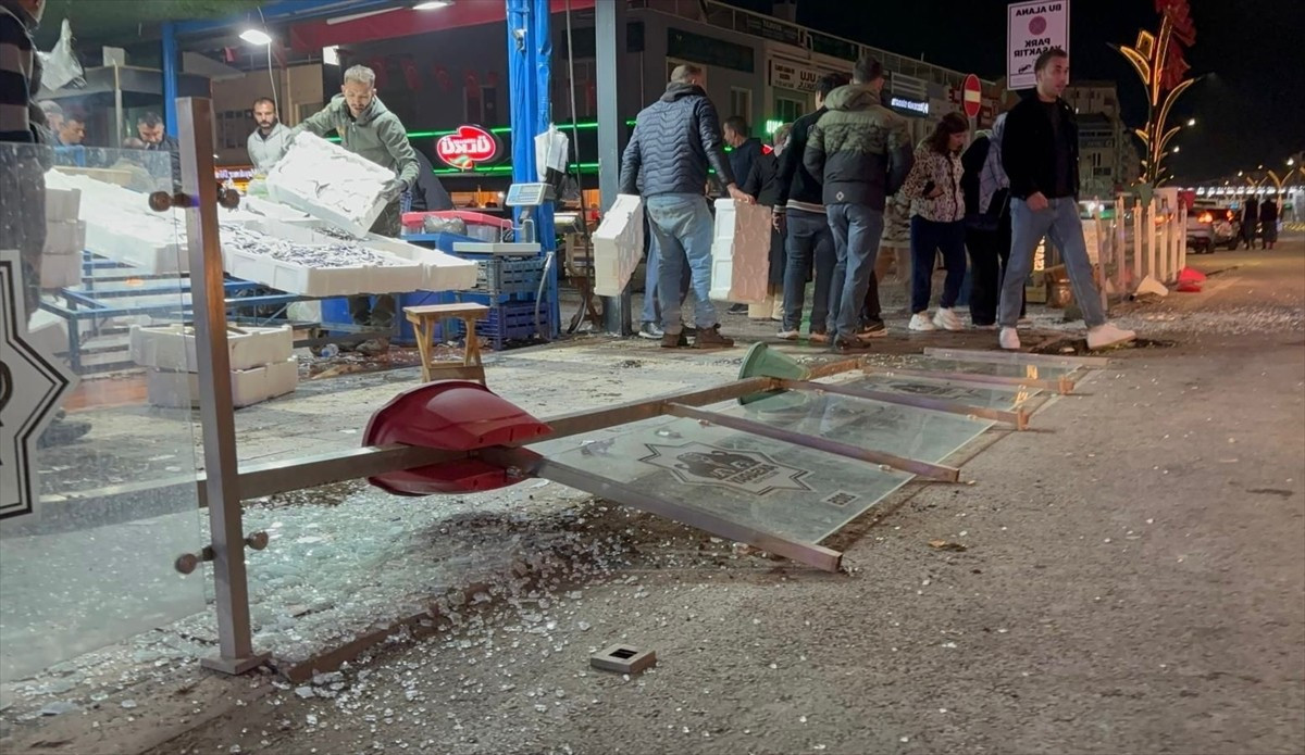 Aksaray'da alkollü sürücünün kullandığı otomobil, seyir halindeki 4 araca çarptı.