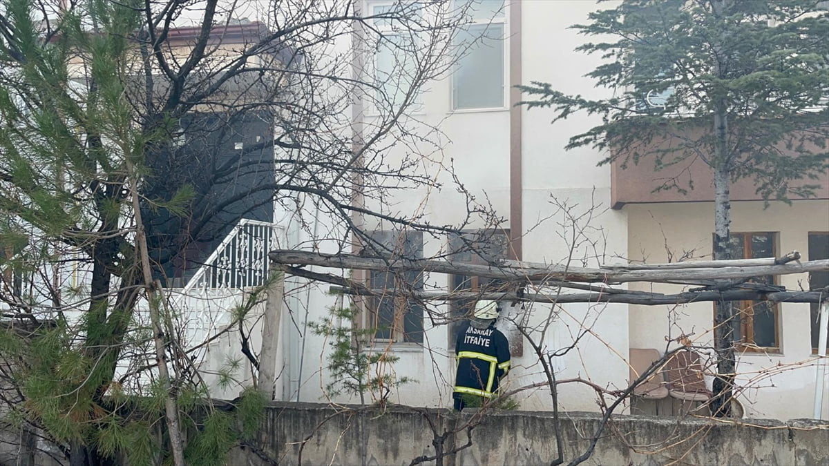 Aksaray'da apartmanda çıkan yangın, itfaiye ekiplerince söndürüldü. Ekiplerin müdahalesiyle...