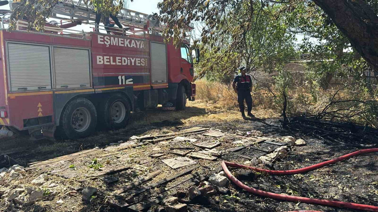 AKSARAY'DA BAHÇEDE ÇIKAN VE MÜSTAKİL EVDE HASARA NEDEN OLAN YANGIN İTFAİYENİN MÜDAHALESİYLE...