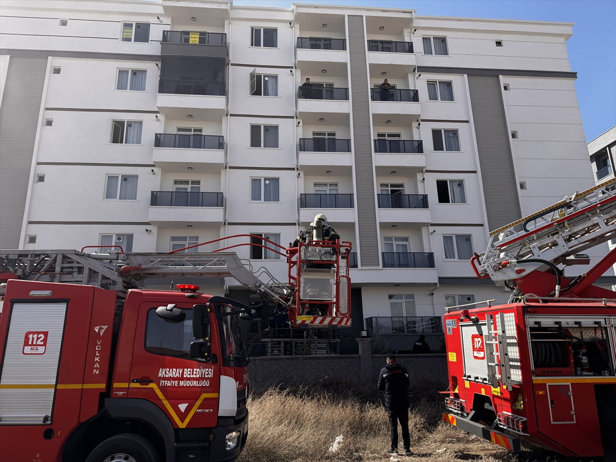 Aksaray'da bir apartmanda çıkan yangın nedeniyle mahsur kalan 10 kişi kurtarıldı, 12 kişi dumandan...