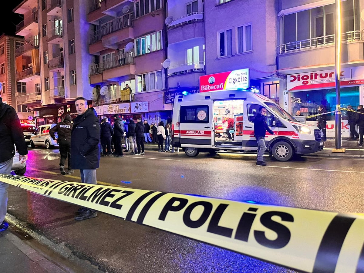 Aksaray'da bir kişi eski karısını ve onun kuzenini öldürdükten sonra aynı silahla intihar etti....